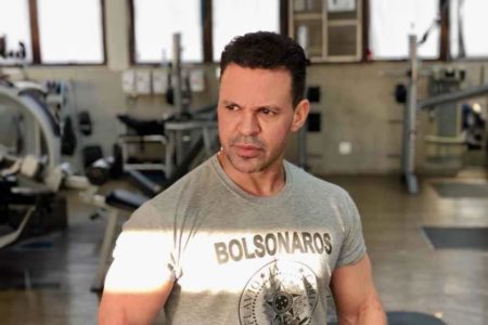 O cantor sertanejo Eduardo Costa veste uma camiseta com o nome da família Bolsonaro