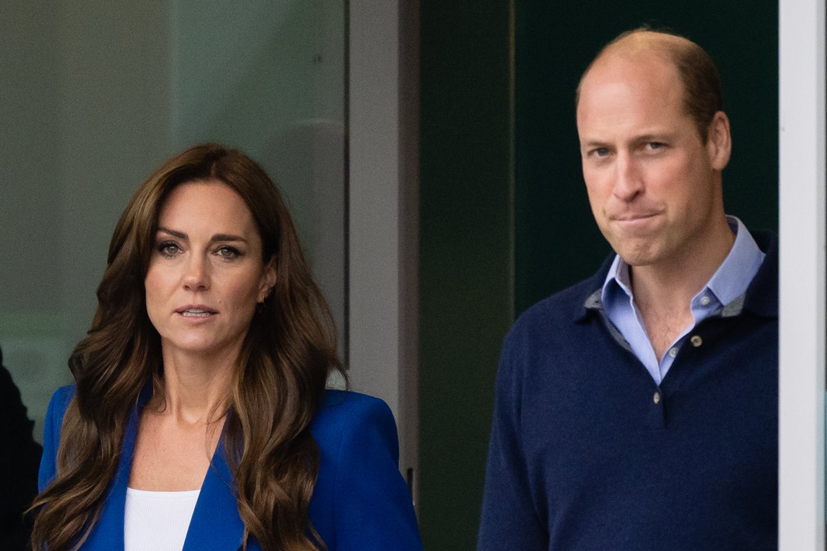 Foto colorida de mulher com cabelos longos, blazer azul e camiseta branca ao lado de homem calvo, com suéter azul - Metrópoles