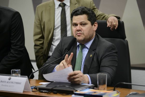 imagem colorida mostra presidente da CCJ do Senado senador Davi Alcolumbre - Metrópoles