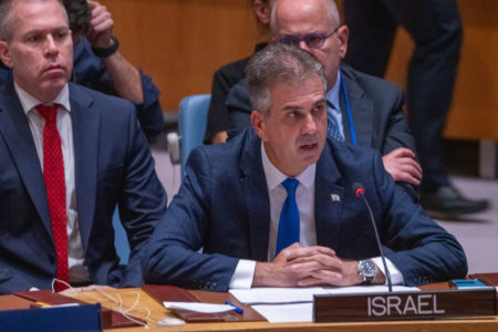 Imagem colorida mostra o ministro das Relações Exteriores de Israel discursando na reunião do Conselho de Segurança da ONU