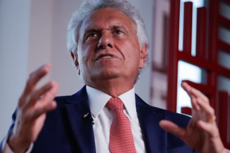 Imagem colorida de Ronaldo Caiado em entrevista ao Metrópoles - Metrópoles