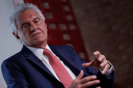 Imagem colorida de Ronaldo Caiado em entrevista ao Metrópoles