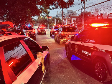 Foto colorida de viaturas da Polícia Civil de São Paulo durante operação - Metrópoles