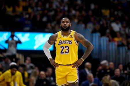 Imagem colorida de LeBron James na estreia da temporada de 2023/24 da NBA- Metrópoles