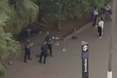 Imagem colorida de visão aérea de entrada da Estação Armênia; agentes da GCM estão na calçada - Metrópoles