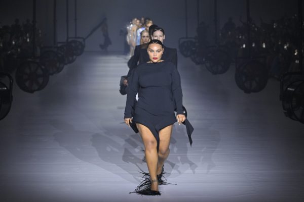 Modelos desfilam para Mugler na Paris Fashion Week - Metrópoles