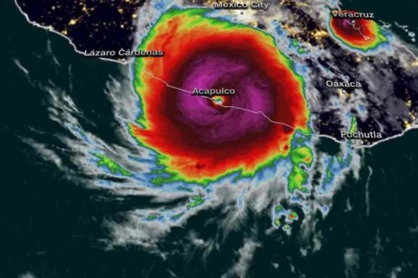 Imagem meteorológica do furacão Otis sobre a cidade de Acapulco, no México