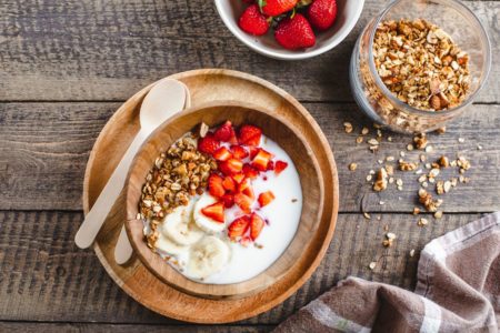 iogurte com morango, banana e aveia