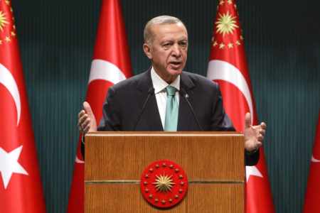 Imagem colorida mostra o presidente da Turquia, Erdogan, realizando um discurso - Metrópoles