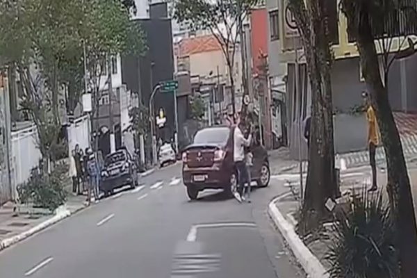 foto colorida de assaltantes roubando três celulares em uma hora na Rua Frei Caneca - Metrópoles