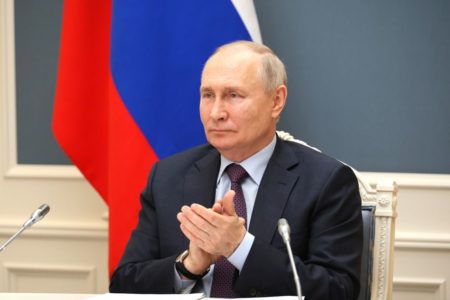 Imagem colorida mostra Vladimir Putin aplaudindo - Metrópoles