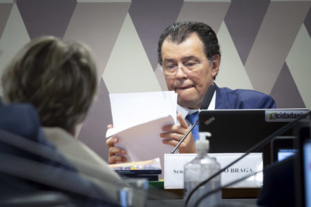 imagem colorida mostra senador eduardo braga relator da reforma tributária no senado - Metrópoles