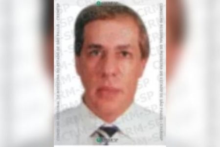 Em foto colorida homem branco e olhos azuis e cabelos ruivos olha para câmera; várias mulheres afirmam terem sido estupradas por ele - Metrópoles