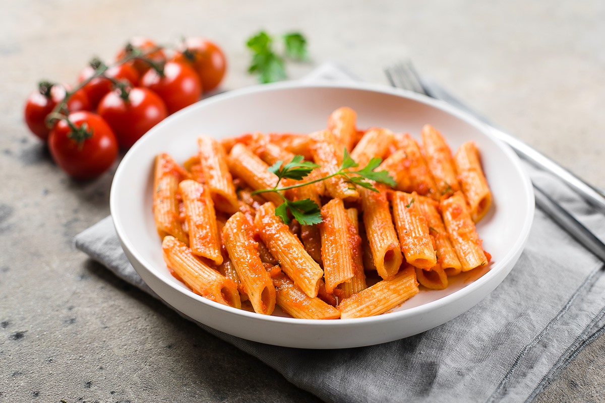 Vasilha branca com macarrão com extrato de tomate - Metrópoles