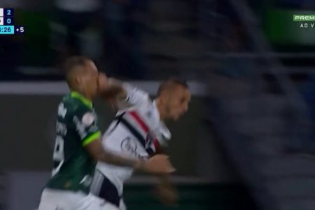 Rafinha acerta soco em Breno Lopes - Metrópoles