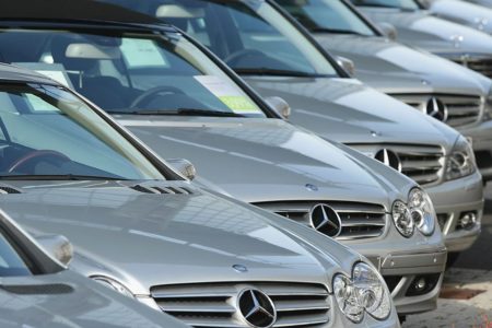 Imagem de carros da Mercedes-Benz, um ao lado do outro - Metrópoles