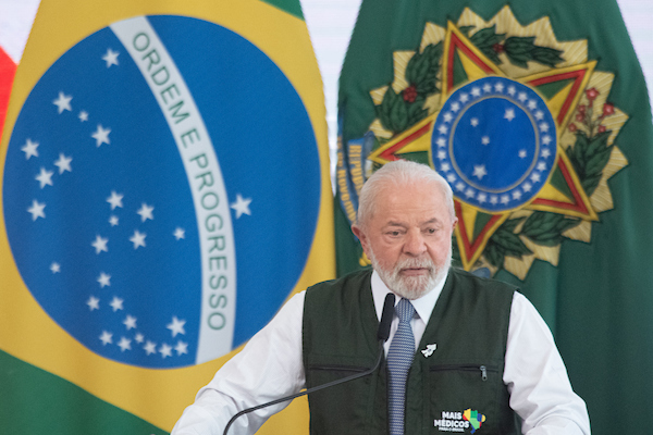 imagem colorida Lula discursando - metrópoles