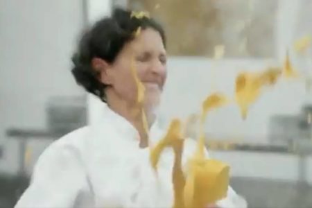 Sopa explode no rosto de chef brasileira no MasterChef britânico - Metrópoles