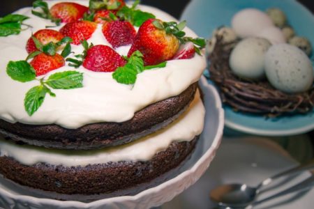 bolo de chocolate com cobertura de chantilly e morango