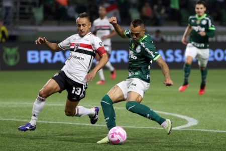 Imagem colorida de Rafinha tentando bloquear chute de Breno Lopes- Metrópoles