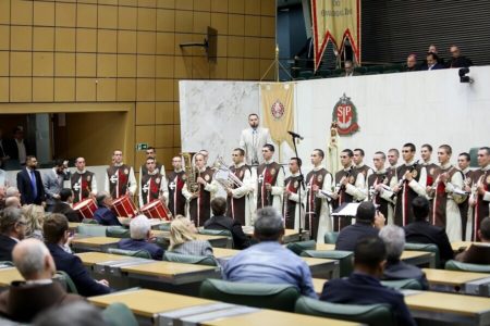 Fotografia colorida mostra homenagem aos Arautos do Evangelho no plenário da Alesp - Metrópoles