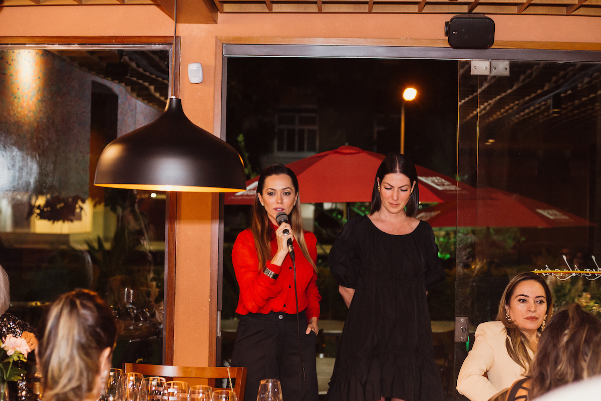 Patricia e Lara falam com as convidadas