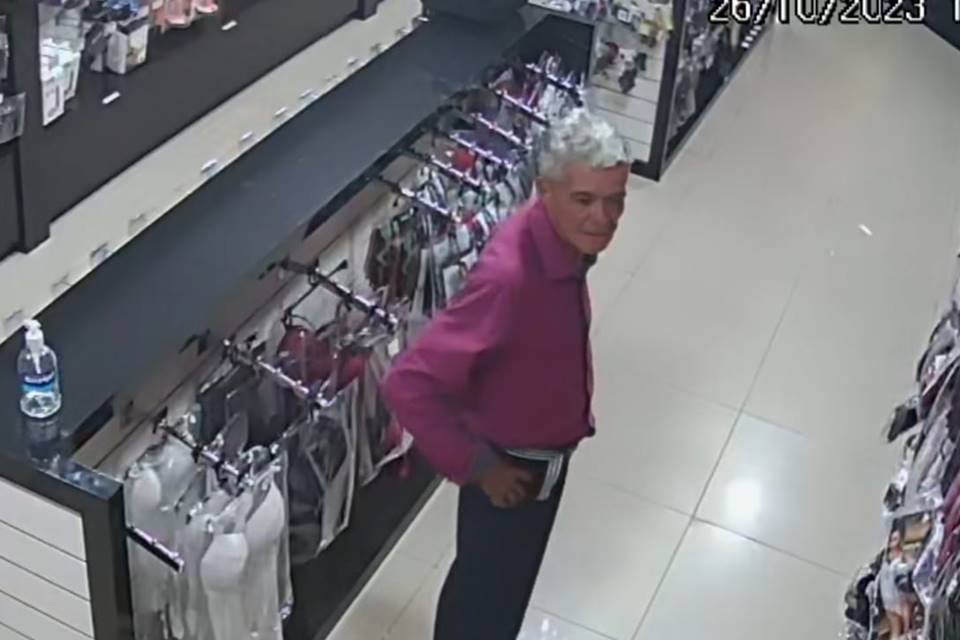 homem idoso com camisa vermelha de botão e mão na cintura. Suspeito levou o perfume com o cheiro da Anitta