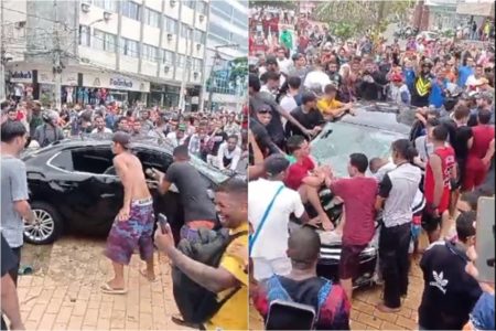 Foto colorida de carro destruído em Guarapari - Metrópoles