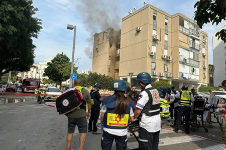 Imagem colorida de prédio em Tel Aviv bombardeado pelo Hamas - Metrópoles