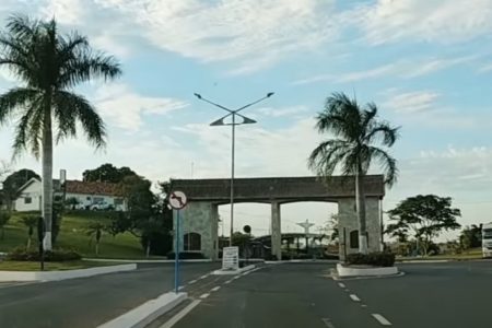 foto colorida do portal de entrada do município de Balbinos, no interior de SP - Metrópoles