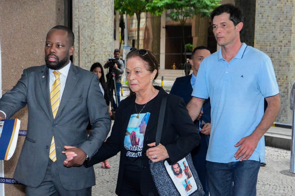 Foto colorida - Fotos: família de Jeff Machado chega para audiência da morte do ator - Metrópoles