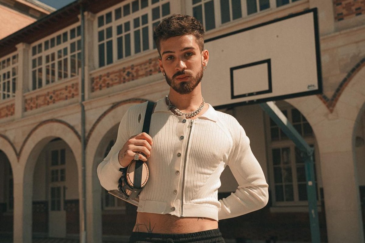 Na imagem com cor, o ator João Guilherme veste blusa cropped - Metrópoles