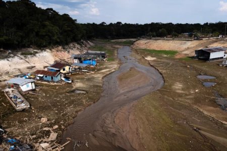 Foto colorida de seca extrema no Amazonas - Metrópoles