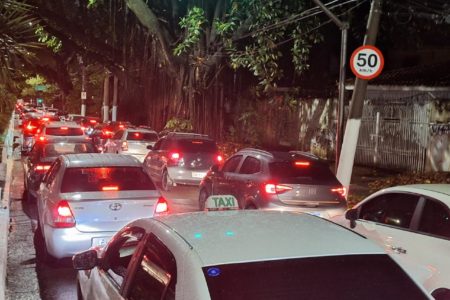 Imagem mostra carros enfileirados em congestionamento em avenida - Metrópoles