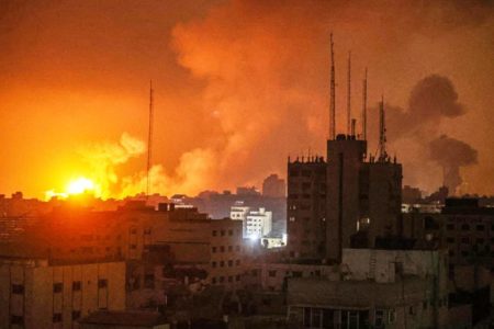 Imagem colorida mostra resultado de bombardeios na faixa de gaza - Metrópoles