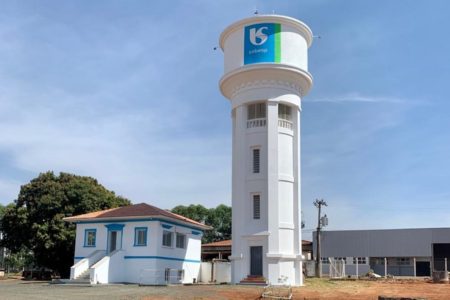 Fotografia colorida mostra estação da Sabesp com caixa d'água acima de uma torre e com o logo da empresa; privatização da Sabesp é analisada na Alesp - Metrópoles