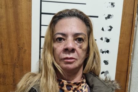 Em foto colorida mulher branca, de meia idade, com cabelos loiros tingidos, com raízes castanho escuro aparecendo na franja liderança do PCC - Metrópoles