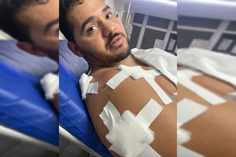 Homem deitado olha de lado com curativos pelo corpo