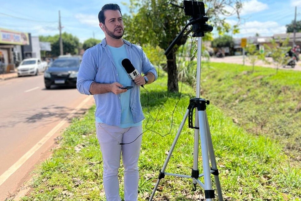 Repórter da TV Globo, Anderson Junior Hentges é clicado durante uma matéria - Metrópoles