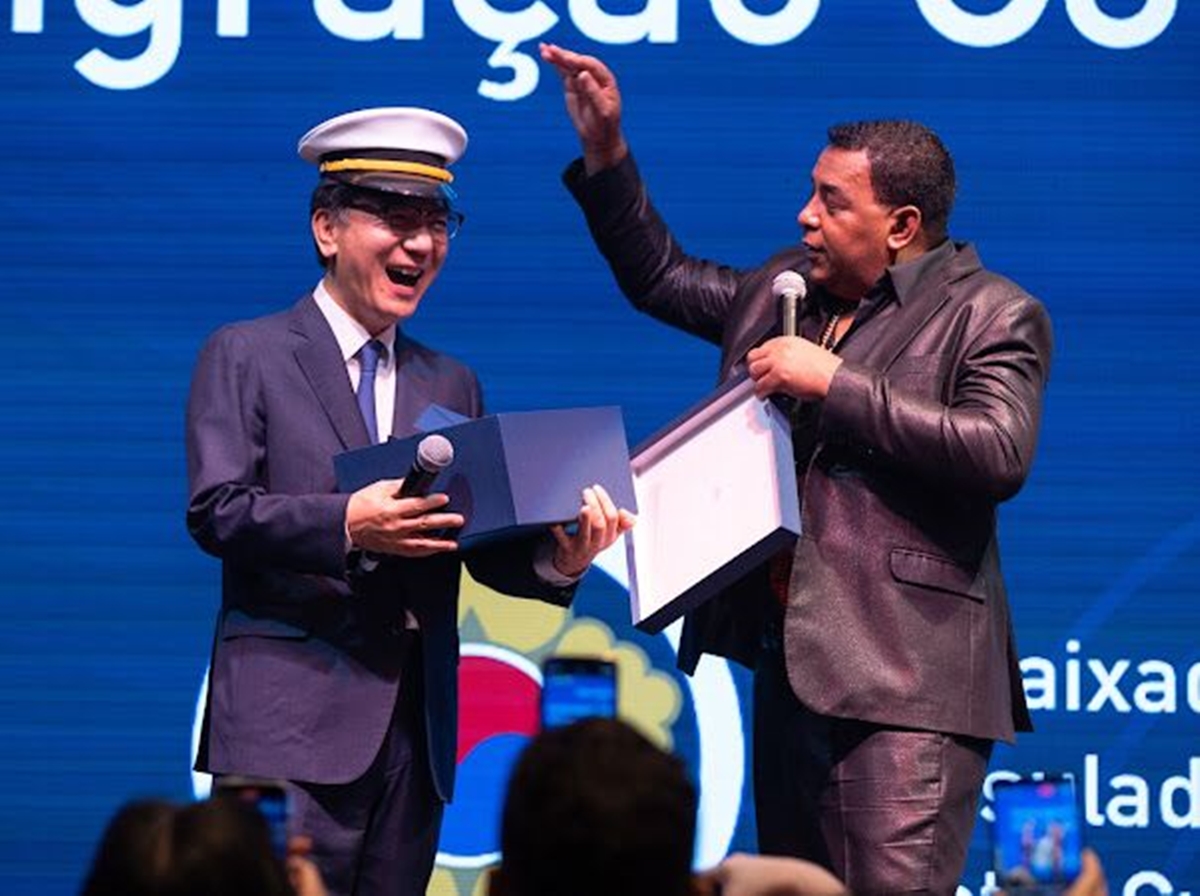 Embaixador da Coreia do Sul e Luiz Carlos, do Raça Negra - Metrópoles