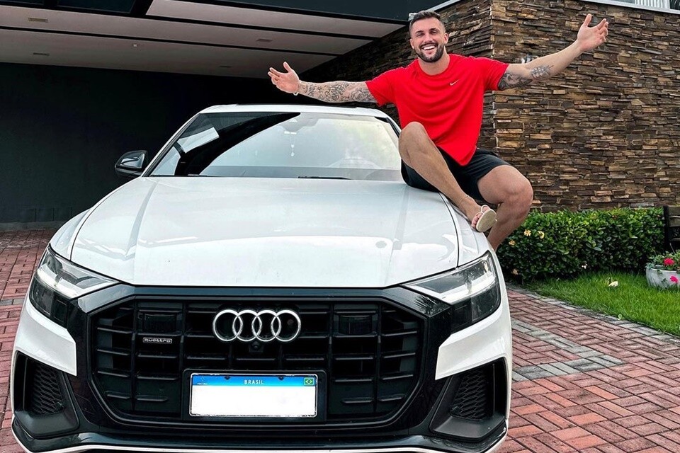 Arthur Picoli posa com seu carro novo, avaliado em R$ 700 mil - Metrópoles