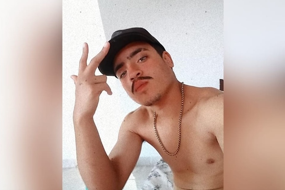 Jovem de boné e sem camisa