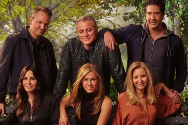 Foto colorida de Matthew Perry, Matt Le Blanc, David Schimmer, Courteney Cox, Jennifer Aniston e Lisa Kudrow na última reunião do elenco de Friends - Metrópoles