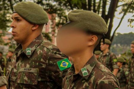 foto colorida do cabo Vagner Tandu da Silva (à esq.), durante solenidade no Arsenal de Guerra de SP - Metrópoles