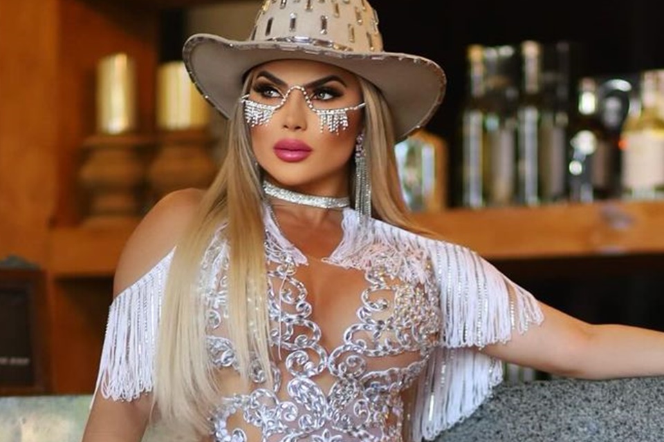 Kally Fonseca posa com look brilhoso, com direito a chapéu de peão - Metrópoles