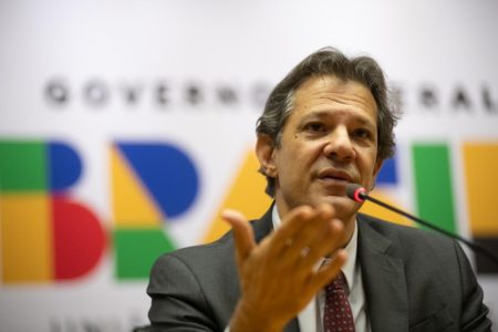 Imagem colorida mostra O ministro da Fazenda, Fernando Haddad, após reunião no Planalto, realiza coletiva de imprensa no auditório do Ministério da Fazenda G20 - Metrópoles