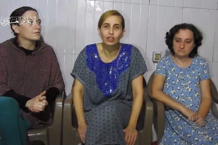 Imagem colorida de três mulheres reféns do Hamas em Gaza - Metrópoles