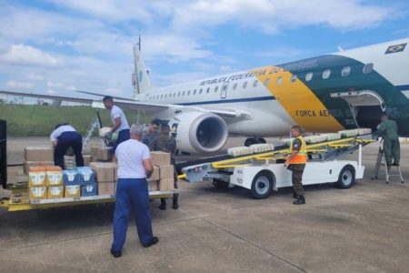 Foto colorida mostra carregamento de duas toneladas de alimentos encaixotados no avião presidencial, que vai até a Faixa de Gaza abastecer os brasileiros presos na guerra entre Israel e Hamas - Metrópoles