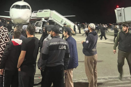 O aeroporto de Makhachkala, capital do Daguestão, durante invasão na noite de domingo, 29 de outubro, por uma multidão hostil a Israel, aparentemente à procura de passageiros vindos de Tel Aviv.