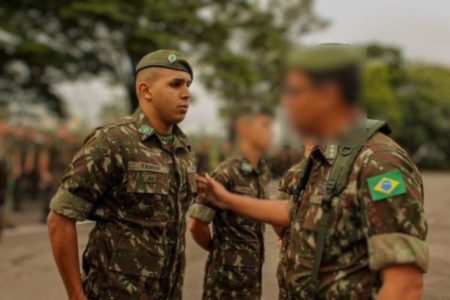 foto colorida do cabo do Exército Vagner da Silva Tandu (à esq), suspeito de envolvimento no furto de metralhadoras do Arsenal de Guerra de SP - Metrópoles